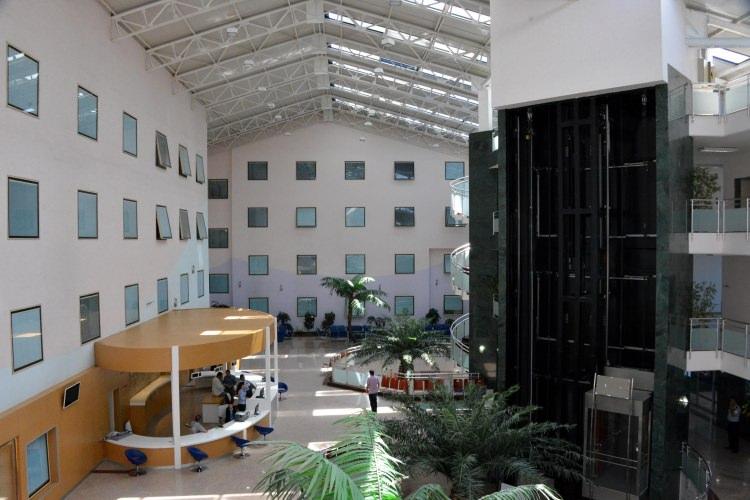 <p>Yaklaşık 16 bin metrekare kapalı alan üzerine kurulan hastanede lüks döşenen ve içerisinde bazı gizemli odaların bulunması ise dikkat çekti.</p>
