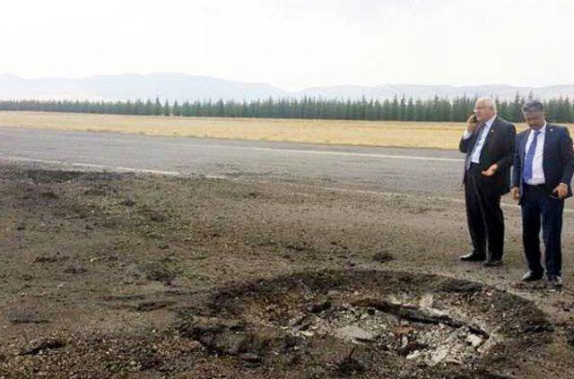 <p> Alan ve hangarlardaki uçak ve helikopterlerin fotoğrafını çeken Mehmet Erdoğan, kalkışların engellenmesi için bombalanan pistte büyük çukur açıldığını kaydetti.</p>

<p> </p>
