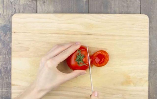 <p>Kabuklu domates soymak, iyice bilenmemiş bir bıçak ile oldukça zorlaşabiliyor.</p>
