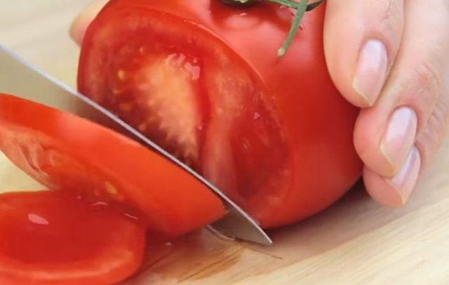 <p>Kupa bardağı ters çevirip bıçağınızı bardağın bu kısmıyla bileyin. Bu yöntemden sonra sebze ve meyveyi daha rahat soyup doğrayabileceksiniz.</p>
