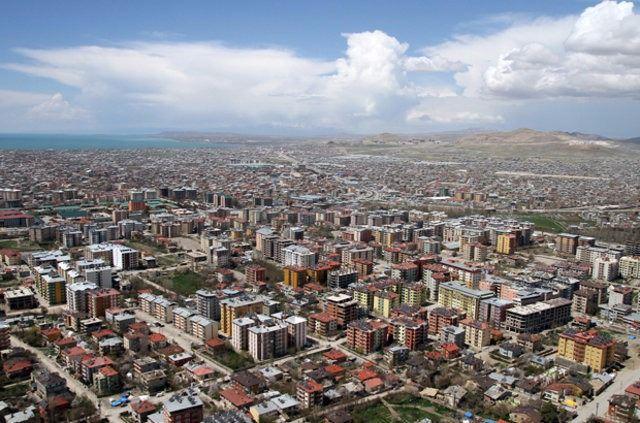 <p><strong>Van</strong></p>

<p>2015 nüfusu: 1.096.397 kişi.</p>

<p>2016 nüfusu: 1.100.190 kişi.</p>

<p>Değişim(%): 0,34</p>
