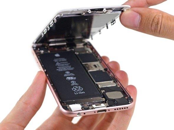 <p class="MsoNormal">iPhone 7 modeli, alıştığımız tek kameralı akıllı telefon olarak gelecek ve 2 GB RAM’e sahip olacak. iPhone 7 Plus modelinde ise çift kameranın yanı sıra 3 GB RAM yer alacak.<o:p></o:p></p>

<p class="MsoNormal"><o:p> </o:p></p>
