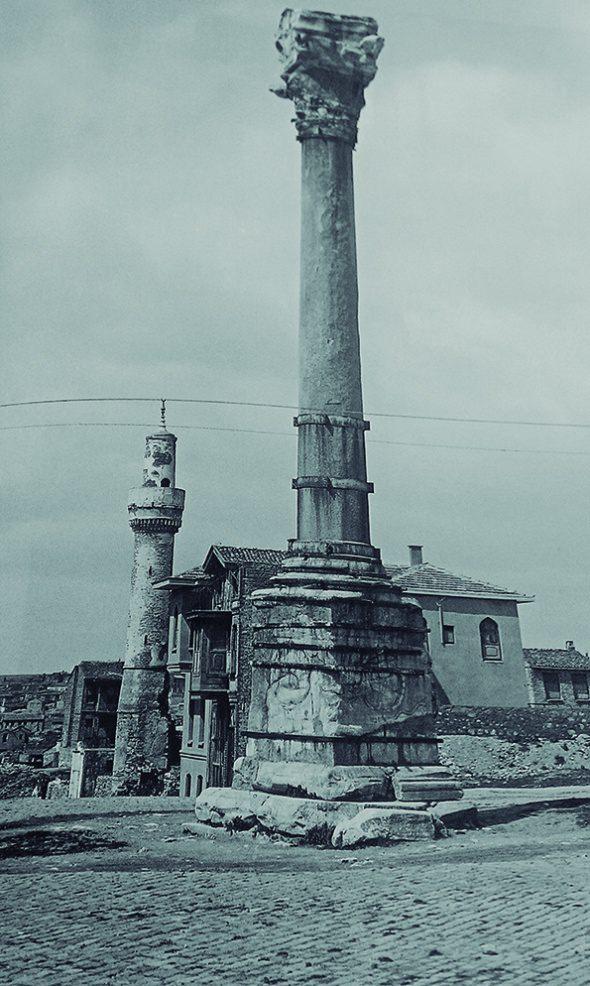 <p>İstanbul Büyükşehir Belediyesi (İBB) de unutulan bu tarihi eserleri gün yüzüne çıkarmak amacıyla 100 tarihi eserin resimleri ile anlatıldığı bir kitap hazırladı. Kitapta, Osmanlı dönemindeki birçok belgeden eserlerin kısa hikayeleri de çıkarılarak kaleme alındı.</p>
