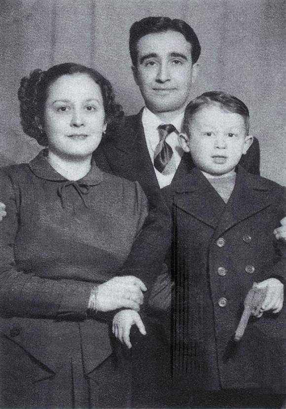 <p><strong>Ahmet Kabaklı ve Meşkure Kabaklı</strong></p>
<p>Kabaklı, Diyarbakır’da öğretmenliğe başlar. Askerliğini yaptıktan sonra Aydın Ticaret Lisesi’ne edebiyat öğretmeni olarak tayin edilir (1951). Aynı okulda matematik öğretmeni olarak görev yapan Meşkûre Hanım’la da böylelikle tanışır. Aydın eşrafından bir ailenin kızı olan Meşkûre Hanım, güzelliğiyle nazarları celbeden bir kadındır.</p>
<p>Kısa bir süre önce annesini kaybetmiştir. O sıralarda tek çocuklu ve eşinden ayrılmış olan Meşkûre Hanım ile Ahmet Kabaklı, tanışmalarının üzerinden çok geçmeden evlenirler (1952).</p>
<p>Ahmet Kabaklı, Meşkûre Hanım’ın önceki evliliğinden doğan oğlu Taner’e kendi soyadını verir ve ona ömrünün sonuna kadar öz evladı olarak kol kanat gerer. Çiftin başka çocuğu olmaz.</p>
<p> </p>