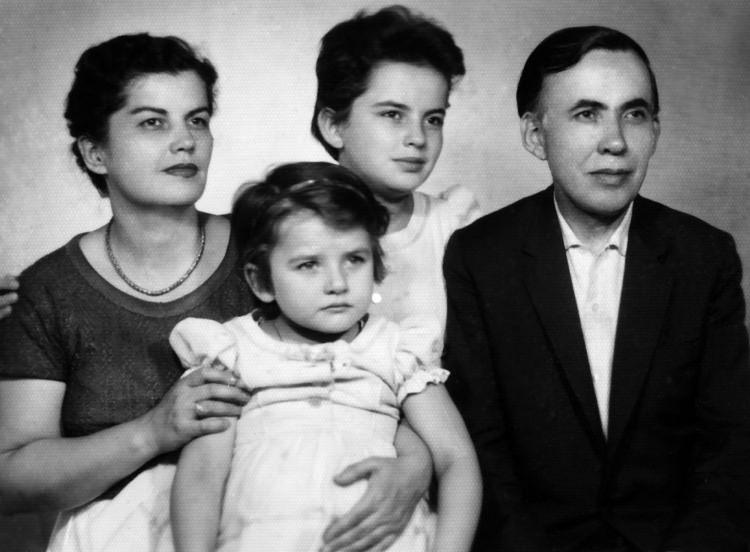 <p><strong>Behçet Necatilgil ve Huriye Necatigil</strong></p>
<p>Bir gün Behçet Bey, özel bir konuyu görüşmek için Huriye Hanım’dan randevu ister. Huriye Hanım randevuya Nevhiz adında bir arkadaşıyla gelir. Behçet Bey Nevhiz’e; dar gelirli, şair ve öğretmen <strong>“bir arkadaş”</strong>ının bir kıza âşık olduğunu, bu kızla evlenmek istediğini, arkadaşının ailesinin durumunu anlatarak ne yapması gerektiğini sorar.</p>
<p>Nevhiz böyle durumlarda evvela kızın duygularını bilmek gerektiğini söyler, muhatabı ona hak verir. Behçet Bey “o” arkadaşının kıza ayrı ev açacağını söyler. Nevhiz<strong> “ama kızın annesiyle birlikte oturması gerekiyor” </strong>deyince Necatigil <strong>“Arkadaşım bunu kabul eder, sorun olmaz”</strong> diye karşılık verir.</p>
<p>Bütün bu konuşmalar esnasında Huriye Hanım hiç söze karışmaz ve masanın diğer tarafında tebessümle konuşulanları dinler. Bu olay öyle hoşuna gider ki sonraki günlerde henüz ailesine konuyu açmadan Behçet Bey’in teklifini kabul eder.</p>