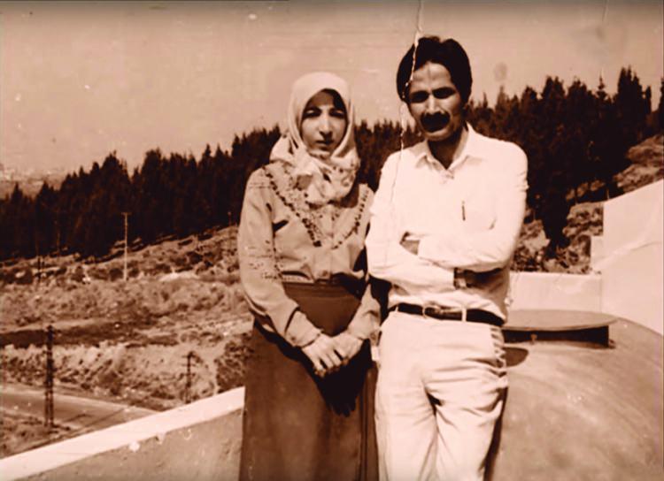 <p><strong>Cahit Zarifoğlu ve Berat Zarifoğlu</strong><br />
</p>
<p>Cahit Zarifoğlu, askerliğini bitirip döndüğünde artık otuz beş yaşındadır ve bir aile kurmak niyetindedir. Onun bu niyetini bilen yakın dostu Rasim Özdenören ile eşi, Abdülhakim Arvasi’nin torunu olan Berat’ın, Cahit’e uygun bir eş adayı olduğunu düşünürler. Rasim Bey’in tavsiyesi üzerine Cahit Bey, yanına müstakbel kayınpederini yakından tanıyan birini alarak Van’a doğru yola koyulur.<br />
<br />
Berat Hanımların evi her zamanki gibi misafirlerle doludur. Cahit Bey ve arkadaşı, Berat’ın babası Kasım Arvas’a konuyu açarlar. Babası, önce kızının fikrini almak ve kararını sonra bildirmek ister. Cahit Bey’i yakından tanıyan Necip Fazıl’a, kızına talip olan bu damat adayını sorar Kasım Bey. Necip Fazıl doğrudan, “<strong>Ooo, ne güzel! Nikâh şahitleri de ben olurum.”</strong> diye cevap verince, babanın kalbi mutmain olur. Mesafeler uzak olduğu için nikâha dair hazırlıklar telefonda görüşülür.<br />
<br />
Berat Hanım kına gecesine kadar Cahit Bey’i sadece bir iki kez görür. Onda da mahcubiyetinden doğru dürüst yüzüne bile bakamaz. Ne konuştuklarını değil, kalbinin çarpıntısını hatırlar sadece Berat Hanım o günlerden. Kalbinde, o güne kadar tanımadığı duygular filizlenmiştir.<br />
<br />
Van’daki kına gecesinde çiftin resmî nikâhı da kıyılır. Söz verdiği gibi Necip Fazıl, Cahit Zarifoğlu’nun nikâh şahidi olur.<br />
<br />
Ertesi gün, yeni evliler bir arabayla Maraş yoluna koyulurlar, oradan da ver elini Ankara. Çiftin dört çocuğu da Ankara’da peş peşe dünyaya gelir. </p>
<p> </p>