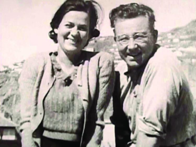 <p><strong>Sabahattin Ali ve Aliye Ali</strong></p>
<p><strong>"Benim Gibi Kelepiri Kaçırdığınla Kal” </strong></p>
<p>Sabahattin Ali, eşi Aliye’yi ilk defa İstanbul Erenköy’deki Salih amcasının köşkünde görür ve ondan çok etkilenir. Ali, öğretmenlik yapmaya başladığında evlenmeye karar verir.</p>
<p>Yakın arkadaşı Ayşe Sıtkı İlhan’a teklifte bulunur. Ayşe Sıtkı ise Ali’ye yazdığı bir mektupta bunun bir ‘şaka’ olduğunu belirterek reddeder. Sabahattin Ali çok üzülür. Bu olayın ardından Aliye Hanım’a evlenme teklifi eder, sonrasında da Ayşe Sıtkı’ya mektupta şu satırları yazar: <strong>“Evleniyorum. Hatta nişanlandım bile. Sen benim gibi kelepiri kaçırdığınla kal... Birisi sorsa niçin evleniyorsun diye, cevabım şudur: Çalışabilmek için... Ölçülü bir hayata muhtacım ancak bu şekilde faydalı işler çıkartabilirim.”</strong></p>
<p> </p>
