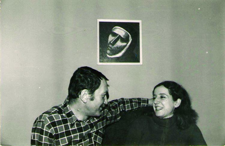 <p><strong>Turgut Uyar ve Tomris Uyar</strong></p>
<p>Tomris Uyar<strong>, </strong>Gazetecilik Enstitüsü’nü bitirdikten sonra İngilizceden çeviriler yapar. Genç yaşta gazeteci ve şair Ülkü Tamer’le evlenir. Bir kızları dünyaya gelir, ancak çocuk çok küçük yaşta ölür. Bu çocuğun ölümü Tomris’i derinden sarsar. Çok geçmeden Ülkü Tamer’den ayrılır.</p>
<p>Daha sonra Turgut Uyar’la tanışırlar. Uzun bir süre mektuplaşırlar. Önceleri şiir ve edebiyattan konuşurlar. Bir süre sonra mektupların içeriği büsbütün değişecektir. Turgut Uyar da eşinden boşanmıştır ve uzun yıllardır şiirden uzaktır. Tomris’in ısrarlı telkinleriyle yeniden şiire döner Turgut. Şiire ve hayata… Çok geçmeden evlilik kararı alırlar ve 1968’in Temmuz’unda nikâhları kıyılır. Böylelikle Turgut Uyar’ın ölümüne kadar sürecek hayat arkadaşlıkları başlar. Uyar’ın kendisine olan aşkını şöyle tanımlayacaktır: </p>
<p>Tomris Uyar, uzun yıllar sonra bir röportajında, Turgut Uyar'ın<strong>“Hiçbir üçüncü ögenin yer almadığı iki kişilik bir dünya özler, geçmişin bütünüyle silindiği, geleceğin güvenceli olduğu sürekli bir şimdiki zaman peşindedir. Evliliğimizdeki en büyük sürtüşme de bu zıtlıktan doğacaktı sonraları.Turgut beni her an elinden kaçıracakmış gibi gereksiz bir kaygıyla yıpranacak, ben de hiçbir rekabetin söz konusu olmadığı bir alanda boyuna birinci seçilmekten yorulacaktım.”</strong></p>
<p>Şiir, edebiyat ve aşk dolu yıllar çabucak geçer. 1984 yılına geldiklerinde Turgut Uyar’ın hasta olduğunu öğrenmişlerdir. Tedavi olmayı kabul etmez Turgut Uyar. Tomris’in ellerini tutarak bekler ölümü. 1985’in Ağustos’unda hayata gözlerini yumar. On sekiz yıl sonra yine bir yaz günü Tomris Uyar da aynı hastalığın pençesinde ruhunu teslim edecektir. </p>