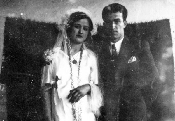 <p><strong>Orhan Kemal ve Nuriye Hanım</strong></p>
<p>Orhan Kemal, eğitimini yarıda bırakarak geçinebilmek için bulaşıkçılık ve matbaa işleri yapar. On sekiz yaşında Suriye’den tek başına Türkiye’ye döner. Adana’da çırçır fabrikalarında (Milli Mensucat) işçilik ve kâtiplik yapmaya başlar.</p>
<p>Aynı fabrikada işçi olan Nuriye Hanım’la tanışarak 1937’de evlenirler. Nuriye Hanım’ın hayatı da tıpkı Orhan Kemal’inki gibi zorluklarla geçmiştir. Orhan Kemal, Cemile romanında Nuriye Hanım’a olan aşkını, çocuk yaşta yüklendiği zorlukları tüm ayrıntılarıyla gözler önüne serer.</p>
<p>Evliliklerinin birinci yılında ilk çocukları Yıldız dünyaya gelir. Yazar, hemen ardından askere çağrılır. Askerliğinin bitmesine kırk gün kala komünizm propagandası yapmak suçundan tutuklanır ve mahkemeden beş yıl ceza alır. Cezası kesinleşince karısına yazdığı bir mektupta şunları söyler: <strong>“Çok gençsin. Zaten hiçbir şey veremedim sana. Şimdi de beş yıllık mahkûmiyet girdi araya. İstersen ayrıl benden, kendine yeni bir yol çiz, beklemekle geçirme en güzel yıllarını. Çünkü karıcığım, biliyorum ki, buradan çıktıktan sonra daha da zor ve yoksulluk içinde geçecek hayatımız.” </strong><br />
<br />
Nuriye Hanım ise <strong>“Başımıza ne gelmiş ve gelecek ise ben razıyım.”</strong> diyerek Orhan Kemal’e bağlılığını gösterecektir.</p>
<p> </p>