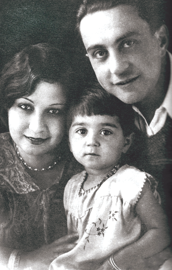 <p><strong>Münir Nureddin ve Enise Selçuk</strong></p>
<p>Klasik Türk musikisi üstadı Münir Nureddin, 1928 yılında ilk plaklarını yaptıktan sonra ünü Türkiye sınırlarını da aşar. Aynı yıl Fransa’ya giderek vokal, şan ve piyano dersleri alır.<br />
<br />
Paris yolculuğu öncesinde Saray Sineması’nda bir konser verir. Salon hıncahınç doludur. Münir Nureddin’in gözleri ön sıralarda dayısının yanında oturan bir kıza takılır. Konser boyunca gözlerini alamaz bu kumral saçlı kızdan. Ara verildiğinde dayısına haber salar ve bu kızla tanışmak istediğini söyler.<br />
<br />
Konser sonrası dayısı o kızla birlikte kulise gelir ve tanışırlar. Kırk yıla yakın bir birlikteliğin adımı bu konser sayesinde Münir Nureddin, Enise Hanım ve kızları Meral Hanım’la Münir Nureddin evlenme kararı alırlar. Çok kısa bir zaman sonra Enise Hanım, Münir Nureddin’in gökte ararken yerde bulduğu bir melektir sanki. İyi bir kolej bursu kazanan bu başarılı öğrenci, Münir’le evlenmek için Amerika’ya gitmekten vazgeçer.</p>
<p>Ömrü boyunca sahne içinde ve dışında kadınların peşinden koştuğu Münir Nureddin’i aşkla, şefkatle ve sabırla sever Enise Hanım. Onun huysuzluklarını, kaprislerini her zaman sineye çeker. Sık sık konserlere hazırlanan Münir Nureddin’in huzurlu ve disiplinli bir aile hayatına ihtiyacı vardır ve Enise Hanım bu ihtiyacı gideren harika bir eştir.</p>
<p>1929’da Münir Nureddin Paris’teyken kızları Meral dünyaya gelir. Münir Nureddin, kızına da musiki eğitimi verir ve baba kız birlikte birçok konser verirler.</p>
<p> </p>
