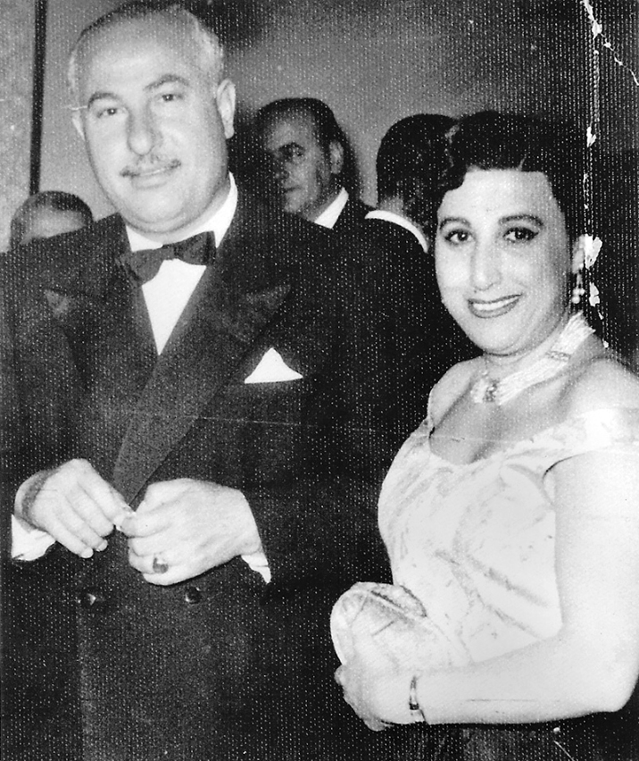 <p><strong>Müzeyyen Senar ve Tevfik Hamza</strong></p>
<p>İstanbul Radyosu’nda şarkı söylemeye başladığında Müzeyyen çok gençtir. Sahne programları ve plaklar bundan sonra arka arkaya gelir. Önce soyadını borçlu olduğu Ali Senar’la, sonra Ercüment Işıl’la evlenir. Müzeyyen Senar, yakaladığı mutluluğu çabuk yitirir. Boşanmayla sonuçlanan iki evliliğinden kendisine üç evlat kalır. Son evliliği ise Türkiye’nin Riyad Büyükelçisi Tevfik Hamza iledir.<br />
<br />
Tevfik Hamza, Senar’ı ilk kez Tepebaşı Gazinosu’nda dinler. Müzeyyen Senar’ın Ankara’daki bir konserinden sonra ise onu elçilikte ağırlar. Derken Tevfik Hamza’nın Müzeyyen’i aramaları sıklaşır. Zamanla bir aşk doğar aralarında. Çift Beyrut’ta 1951 yılında dinî nikâh kıydırır, ancak Müzeyyen Senar resmî nikâh gerçekleşmediği sürece evliliğini gizli tutmak istediği için bu haberi herkesten saklar.<br />
<br />
Müzeyyen Senar İstanbul-Ankara arasında mekik dokumaya başlar. Senar’ın evlendiği dedikoduları ise ayyuka çıkmıştır.</p>
<p>Türk hükümetinden resmî evlilik izni bir türlü çıkmamaktadır. Bu durum Müzeyyen’i çok üzmektedir. Nihayet iki yıl sonra izin çıkar ve resmen evlenirler</p>