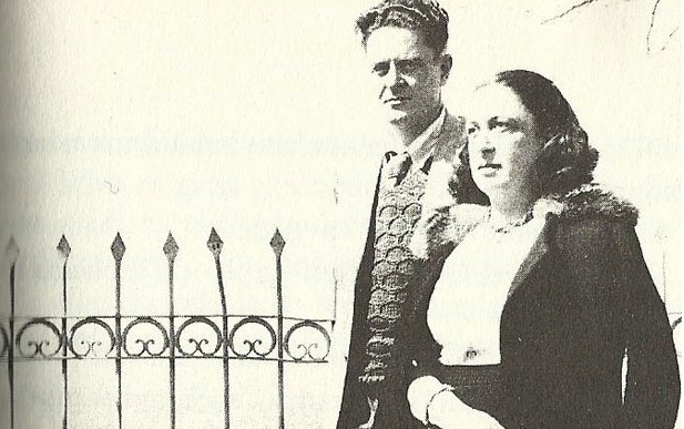 <p><strong>Nazım Hikmet ve Piraye </strong></p>

<p>Nazım Hikmet kız kardeşi Samiye Hanım’ın yakın arkadaşı Piraye Hanım’la tanıştığında (1930), Piraye Hanım kocasından ayrı yaşayan, iki çocuk sahibi bir kadındır. Nazım Hikmet’in kadınlarla bir daha ciddi ilişkiler içine girmemek yönündeki kararı, <strong>“alev saçlı ve akıllı” </strong>Piraye Hanım’ı tanıyınca bozulur. Piraye’de <strong>“iyi ve dingin bir hayat”</strong> vaadini görür Nazım. İki yıl böylelikle geçtikten sonra evlenmeye karar verirler.<br />
<br />
Öte yandan yargılamalar ve tutukluluklar sebebiyle ancak 31 Ocak 1935’te nikâhlanabilirler.<br />
Nazım Hikmet ile Piraye, on altı yıl süren hayat arkadaşlıklarının sadece üç senesinde bir arada bulunabilmişlerdir.<br />
<br />
Evliliklerinden Mehmet Nazım adında bir oğulları dünyaya gelmiştir. 1933’ten 1950’ye kadar kendisine gönderdiği mektupları Piraye, Nazım’ın cezaevindeyken yaptığı bir tahta bavulda saklayacaktır. Piraye bu mektuplar sayesinde tam on bir yıl sabırla, aşkın cefasını çekerek Nazım’ın yolunu beklemiştir.<br />
<br />
Nazım Hikmet, Piraye’sine bu mektuplarda <strong>“Canımın canı; sevgilim; biriciğim; karıcığım; güzelim; iki gözüm; bir tanem; ışığım, ekmeğim ve toprağım”</strong> gibi hitaplarla seslenir.</p>
