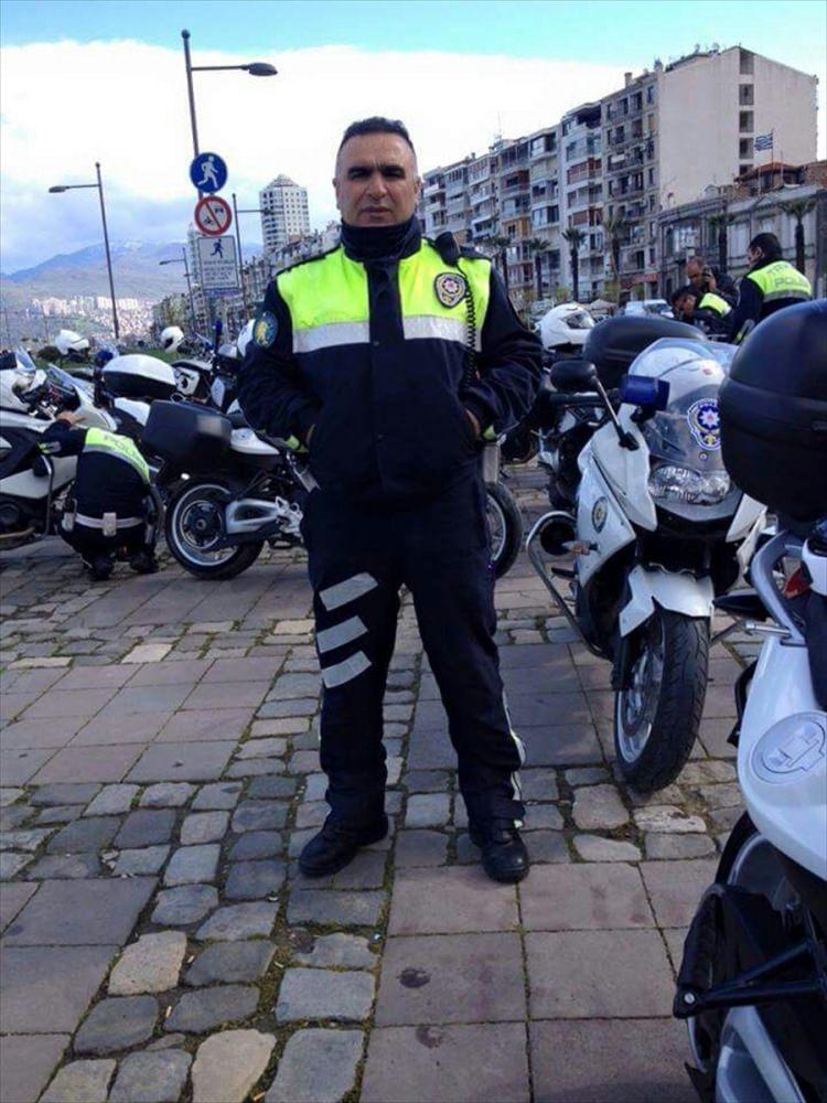 <p>İzmir Emniyet Müdürlüğü Trafik Denetleme Şubesi Motosikletli Şahinler Timi'nde görevli 43 yaşındaki Fethi Sekin, yaklaşık 9 yıldır görev yaptığı İzmir Adliyesi önünde düzenlenen terör saldırısında şehit düştü. Adliye binası C kapısı istikametine seyreden şüpheli aracı gördükten sonra yola çıkan Sekin, dikkati ve tecrübesi sayesinde büyük bir faciayı önleyerek, çok sayıda insanın yaşamını kurtardı.</p>

<p> </p>
