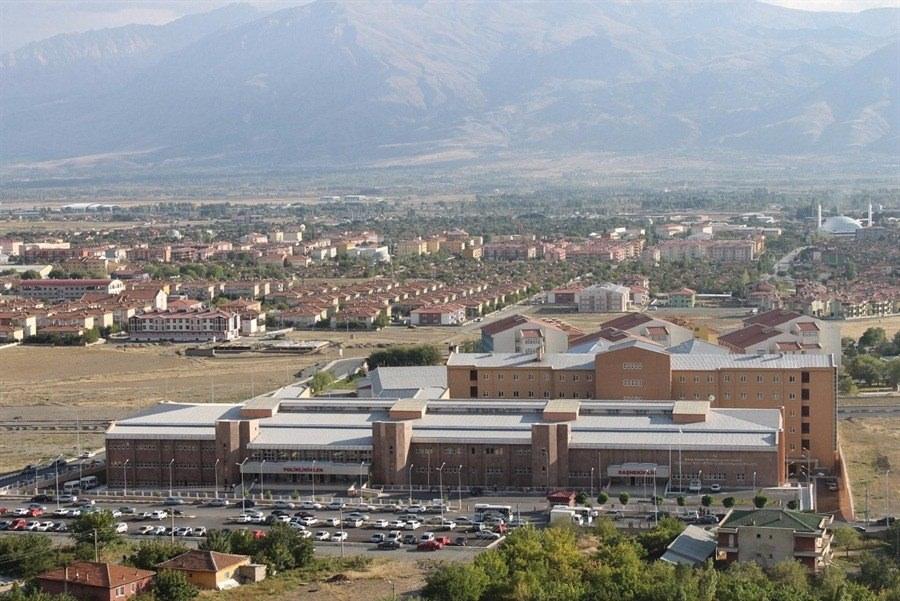 <p><strong>ERZİNCAN</strong><br />
<br />
1 HÜSEYİN SEÇER ÜNİVERSİTE ÖĞRETİM ÜYESİ<br />
2 AHMET KAYA ÜNİVERSİTE DİŞ HEKİMİ</p>