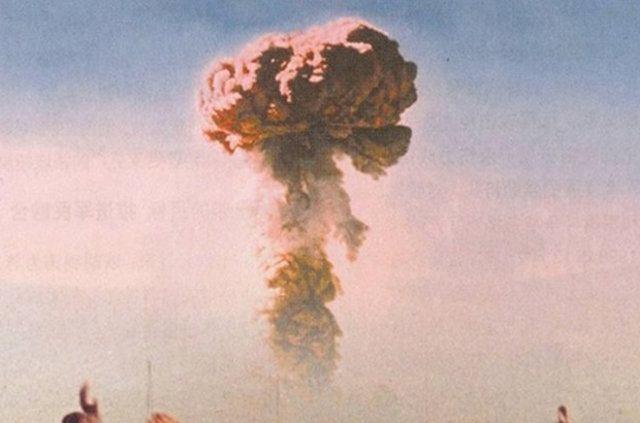 <p>Çin'in ilk nükleer denemesi<br />
1964 yılında 596 kod adlı nükleer bomba</p>

