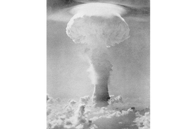 <p>Fransa'nın ilk nükleer denemesi<br />
1960 yılında "Gerboise Bleue" kod adlı nükleer bomba</p>