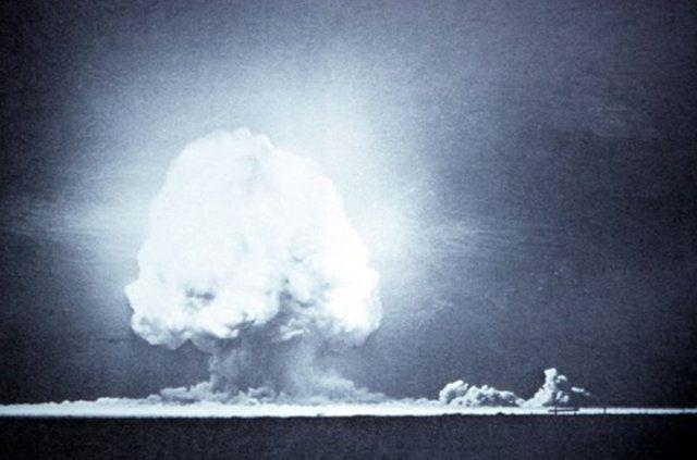 <p>ABD'nin ilk nükleer denemesi<br />
1945 yılında "Trinity" kod adlı nükleer bomba</p>