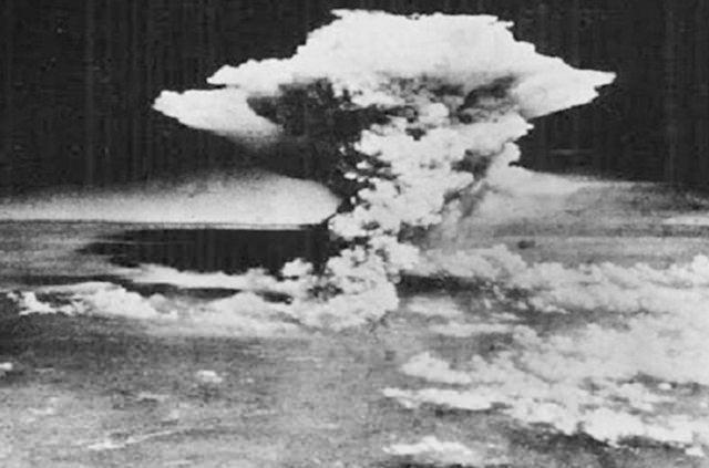 <p>Hindistan'ın ilk nükleer denemesi<br />
1974 yılında "Smiling Buddha" kod adlı nükleer bomba</p>
<p> </p>
