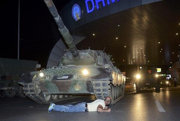 <p>Türkiye'nin dört bir yanında askeri darbe girişimine karşı vatandaşlar sokaklara dökülmuş özellikle Atatürk Havalimanı'nın önünde yer alan bir tanka öfkesini yansıtan bir vatandaşın fotoğrafı dikkat çekmişti. <br />
 </p>
