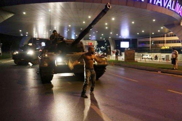 <p>   "Ben bu alçak saldırıyı duyar duymaz kendimi sokağa attım. Ankara'dan  gelen misafirlerin ve kardeşim bana engel olmaya çalıştı ancak ağabeyim destek  oldu. Atatürk Havalimanı önüne gitmek için taksi bulamadım. Motosiklet kullanan  birini gördüm. Onu durdurdum. 'Allah rızası için beni havaalanına götürür müsün?'  dedim. </p>
