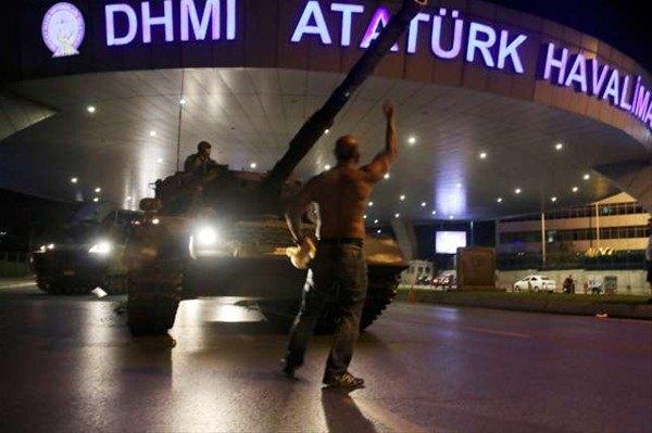 <p>Gözlerimden ne kadar çok gitmek istediğimi anlayınca bunu kabul etti.  Yüzünü bile tam görmedim. O kişiye, 'Bak kardeş seni tedirgin etmemek için  söylemedim ancak belki de bu gece öleceğim. Bu paraya ihtiyacım yok. Al kendine  benzin parası yap' dedim. Tüm ısrarlarıma rağmen kabul etmedi. Ona dualar ederek  vedalaştım ve havaalanının girişinde tankları ve askerleri gördüm."</p>
