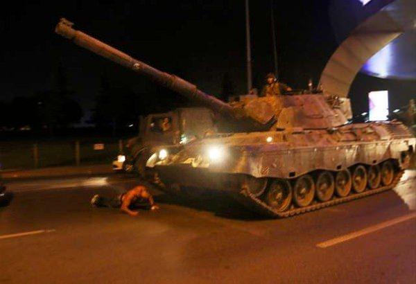 <p> Fetullahçı Terör Örgütü'nün (FETÖ) darbe girişimine tepki göstererek, darbecileri durdurmak için Atatürk Havalimanı'nda bir tankın önüne yatan Metin Doğan, "Gördüğüm manzara beni çok etkiledi. Birden fırladım. Askerin üzerine doğru giderken 'Ben Türk askeriyim, siz kimin askerisiniz?’ diye bağırmaya başladım. Tank durdu ve ben bağırmayı sürdürdüm.</p>