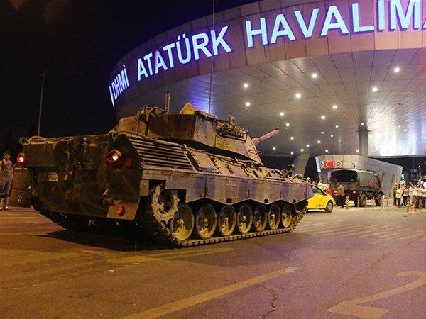 <p>Metin, askerlerin tank paletinin önünden kalkması için kendisini  sürekli uyardığını ve aksi takdirde vurulacağını söylediğini belirtti.<br />
<br />
 </p>
