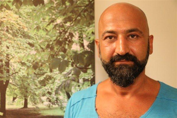 <p>Ondan sonra tankın üzerinde 3 kişi gördüm. 'Biz de sizdeniz' dediler. O laftan sonra sakinleştim. Ardından polis müdürü olduğunu düşündüğüm bir kişi çıkmamla ilgili bir çağrıda bulundu ve ben de tankın önünde ayrıldım. Bu arada 20 kişilik grupta bölgeye geldi."<br />
</p>