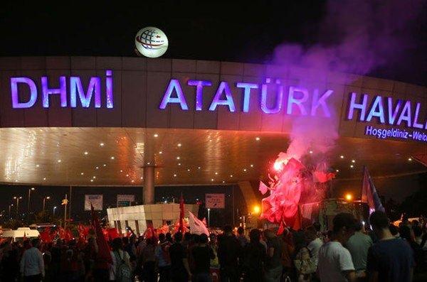 <p> Olaylar sırasında ölüm anının geldiğini hissettiğini dile getiren Metin, "O ölüm anını yaşmak için bekledim. Çünkü beni sürekli uyarıyorlardı ve aksi takdirde ateş edeceklerini söylüyorlardı. Tüm hareketimin 5-10 dakika arasında gerçekleştiğini düşünüyorum.<br />
</p>