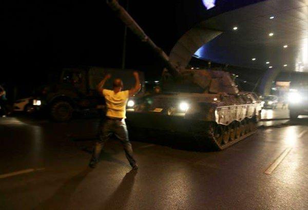 <p>Milletin malı olan tank, tüfek ve uçağıyla milletin evlatlarını hedef alan alçak, karaktersiz ve insanlık yoksunu hainlere Türk halkı gereken dersi en güzel şekilde verdi." dedi.</p>