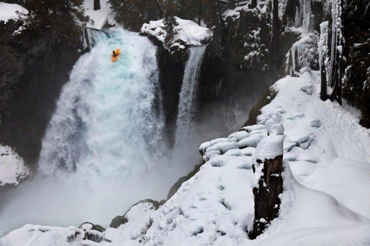 <p><strong>Soğuğa meydan okumak</strong></p>
<p>Fotoğrafçı Mike Leeds tarafından çekilen bu karede, kanocu Erik Boomer’ı Oregon’da Sahalie Şelalesi’nde uçuşunu görüyoruz.</p>