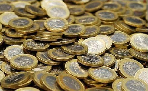 <p><strong>Meteliğe Kurşun Atmak</strong><br />
</p>
<p>Eskiden atış talimleri yapılırken, usta atıcılar hedef için metelik denilen bozuk paralar kullanırlarmış. Metelik, eskiden kullanılan on para değerinde olan bir sikke. Sikke de madeni para veya bu paralara vurulan damga demektir.</p>
<p>Köyden çıkıp okuyarak yükselen, mal mülk ve şöhret sahibi olan bir adam köyünde yaptırdığı evde, gümüş paraları hedefe koyup atış talimi yaparmış. Onu ziyarete gelenler, gümüş mecidiyeye ateş ederken görünce, içlerinden biri, “Baksana bizimki meteliğe kurşun atıyor.” demiş.</p>