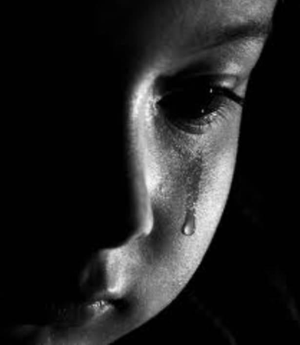 <p><strong>İlk Göz Ağrısı</strong><br />
</p>
<p>Eskiden savaşlar şimdikinden çok olduğu için, Anadolu’ nun hemen her köyünden, hemen her hanesinden şu yada bu cephede savaşan bir asker olurmuş.Bu askerlerin geride kalan anaları, kardeşleri, hanımları, nişanlıları, yavukluları olurmuş elbette.</p>
<p>Bu biçareler, vatanını, milletini, dinini muhafaza için cephe cephe koşan yiğitleriyle elbet gurur duyarlarmış ama ağlamadan, göz yaşı dökmeden de gün geçirmezlermiş.Bazen aşikar, bazen gizli gizli ağlayan genç kız ve gelinlerimizin göz pınarları kuruyup gözleri çapaklanmaya ve ağrımaya başlarmış.Birbirleriyle konuşurken, o zamanın terbiyesi icabı:</p>
<p>“Senin yavuklun, senin kocan” diyemezler, utanırlarmış.”Benim göz ağrımdan hiç mektup gelmiyor, seninkinden haber var mı?” diye sorarlarmış.Bu deyim, sevdiklerimiz içinde en birincisi anlamında kullanılır</p>
