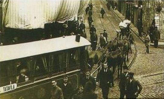 <p><strong>Dingo'nun ahırı</strong></p>
<p>İstanbul'da ulaşım için atlı tramvayların kullanıldığı yıllarda iki at ile çekilen tramvaylara dik Şişhane yokuşunu çıkabilmesi için fazladan atlar koşulurdu. Azapkapı'da tramvaya eklenen takviye atlar, Taksim'de Dingo isimli bir Rum vatandaş tarafından işletilen ahırda dinlendirilir, sonra tekrar Azapkapı'ya götürülürlerdi. Gün içinde sürekli atların girip çıktığı ahırın, bu durumu dolayısıyla girenin çıkanın belli olmadığı veya her önüne gelenin girip çıkabildiği yerler için "Dingo'nun ahırı" deyimi kullanılmaya başlanmıştır.</p>