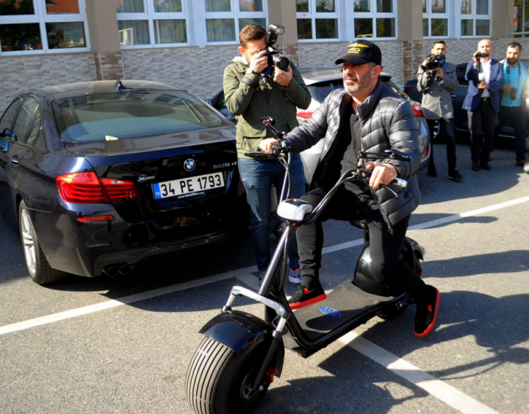 <p>Ünlü komedyen <strong>Cem Yılmaz, </strong>elektrikli bisikletiyle Lütfi Banat İlkokuluna gelerek oyunu kullandı.</p>
