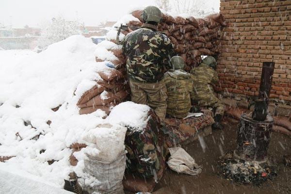 <p>Ter&ouml;ristlerin ateş sırasında namlu ağzı alevi belli olmaması ve yerlerinin tespit edilmemesi i&ccedil;in delikleri k&uuml;&ccedil;&uuml;k tuttukları belirtiliyor.</p>

<p>&nbsp;</p>
