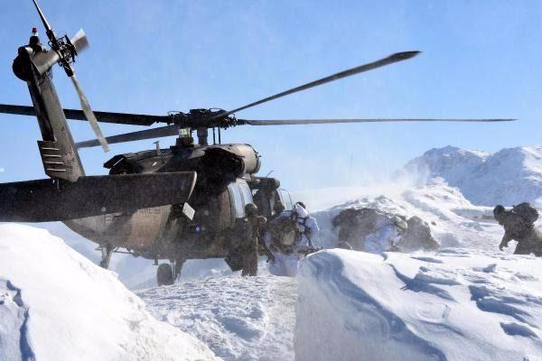 <p>Geçiş güzergahları Mehmetçikler tarafından kapatılan PKK'lıar, kış üslenmesini yapmaya çalıştığı dağlarda da barınamıyor. Bölgeye ağır silahlar yerleştirip mağaralar yapmaya çalışan PKK'lılara karşı amansız bir mücadele yürütülüyor.</p>