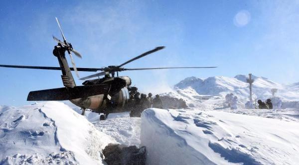 <p><strong>EN KÜÇÜK HAREKETTE BOMBA YAĞIYOR</strong></p>
<p>Stratejik öneme sahip bölgede insansız hava araçları görüntü alırken, üs bölgesinde de son teknolojik cihazlarla gece- gündüz gözetleme yapılıyor.</p>