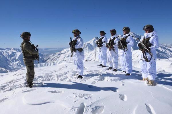 <p> Elde edilen görüntüler üzerine PKK'lı teröristlerin bulunduğu noktalar zaman zaman Türk Hava Kuvvetlerine ait uçaklar ve üs bölgesindeki ağır silahlarla yoğun bir şekilde atış altına alınıyor.</p>