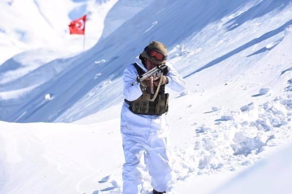 <p>Örgütün finans kaynağı olan kaçakçılık önlenince PKK'lılarla yaşanan yoğun çatışmalarda Mirgesav Üs Bölgesi'nde 5 şehit verildi. Çatışmalarda çok sayıda terörist de etkisiz hale getirildi.</p>