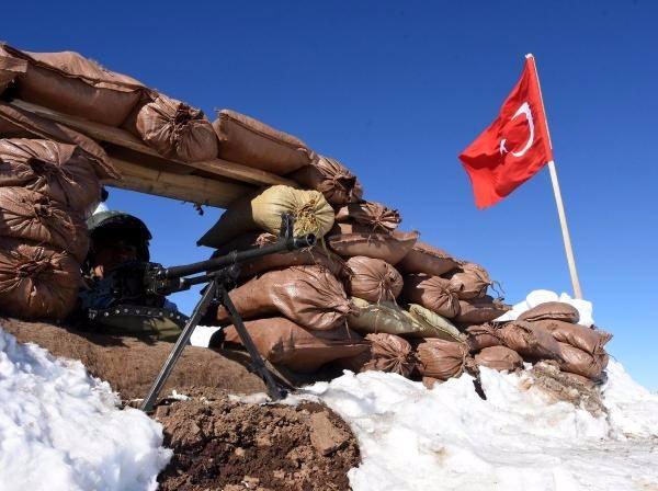 <p>Kara gömülen üs bölgesinde Mehmetçik mevziler arası irtibatı metrelerce karı açarak yaptıkları kar tünelleriyle sağlıyor. Bölgeye asker ve mühimmat sevkiyatı ise helikopterlerle yapılıyor.</p>