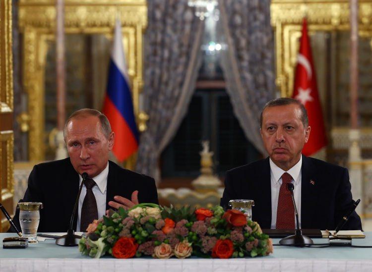 <p>Cumhurbaşkanı Erdoğan, Dünya Enerji Zirvesi için İstanbul’a gelen Rusya Devlet Başkanı Wladimir Putin, konferansın ardından Mabeyn Köşkü’nde bir görüşme yaptı. </p>
