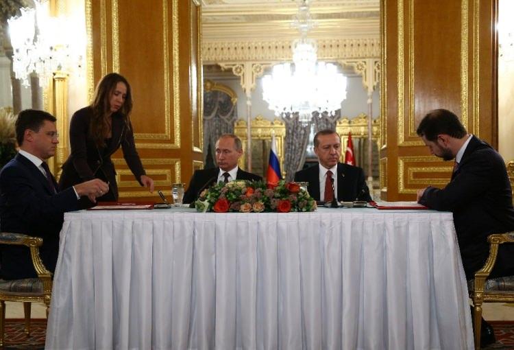 <p><strong>1-TÜRK AKIMI</strong></p>

<p>Türk Akımı doğalgaz boru hattı projesi için hükümetlerarası anlaşma Enerji ve Tabii Kaynaklar Bakanı Berat Albayrak ve Rus Enerji Bakanı Novak tarafından imzalandı. </p>
