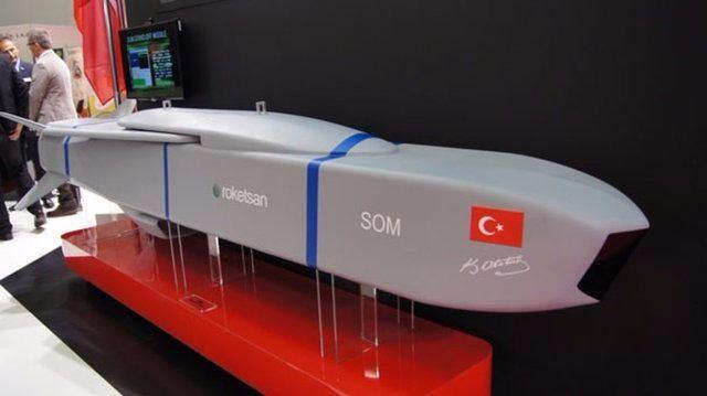 <p><strong>SOM FÜZESİ</strong><br />
Türk Silahlı Kuvvetleri'nin yeni gözbebeklerinden SOM (Satha Atılan Orta Menzilli Mühimmat) yeni füze projeleri kapsamında TSK'nın göz bebeklerinden biri. Karada, havada ve denizde her türlü hedefi vurabilen füzenin menzili 250 km.</p>
