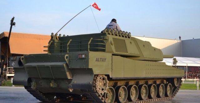 <p>4 adet prototipten üretilen Altay Tankı'ndan ilk etapta TSK'nın envanterine girmek üzere 250 adet üretilmesi bekleniyor. Tankın birim maliyeti ise 5.4 milyon dolar.</p>