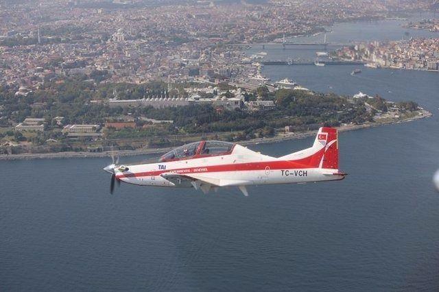 <p>Azami servis irtifasının 10 bin 577 kilometre olduğu kydedilen Hürkuş'un, 15 bin ft'de maksimum havada kalma süresi ise 4 saat 15 dakika. Yine 15 bin ft'de 1478 km gidebilen Hürkuş, deniz seviyesinde 489 metre kalkış mesafesine sahip.</p>
