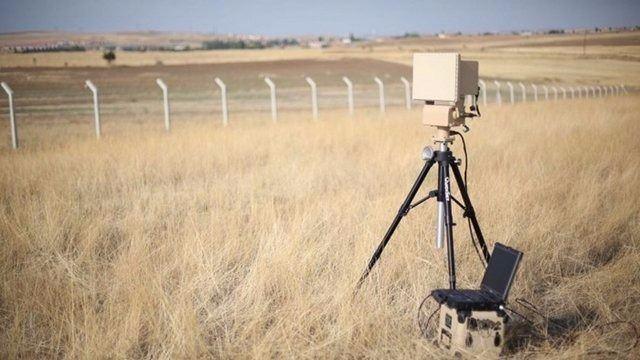 <p><strong>RETİNAR PTR</strong><br />
Retinar PTR, Türk üretimi taşınabilir bir radar. Amaç gözle görülemeyecek kadar uzaktaki hareketlerden haberdar olmak. Yeni radarı farklı kılan, insan ve hayvanı ayırtedebiliyor olması. Savunma sanayi şirketi METEKSAN, sınır ve alan güvenliğine yönelik "insan ayırt edebilen" çevre gözetleme radarı "Retinar PTR"yi üretti.</p>