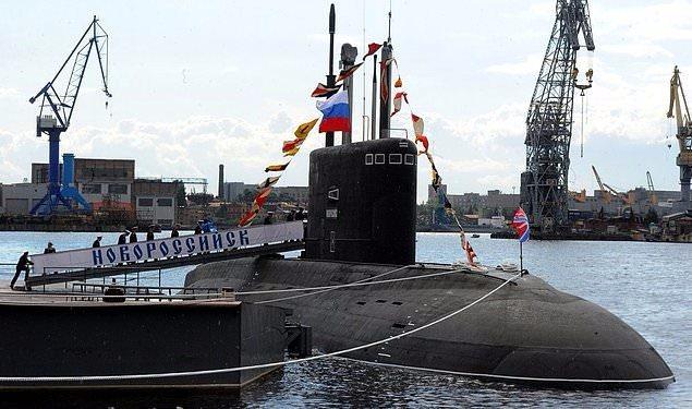 <p><strong>3. Neredeyse Görünmez Denizaltı:</strong><br />
6 tane olan dizel-elektrik sistemli denizaltıların ilki The Novorossiysk, geçen sene St.Petersburg tersanesinden denize indirildi. Tasarımcıları, gizlilik teknolojisi denizaltıyı battığında neredeyse saptanamaz kıldığını belirtiyor.<a href="http://www.ahaber.com.tr/galeri/dunya/rusyanin-10-etkili-silahi/2">.</a></p>
