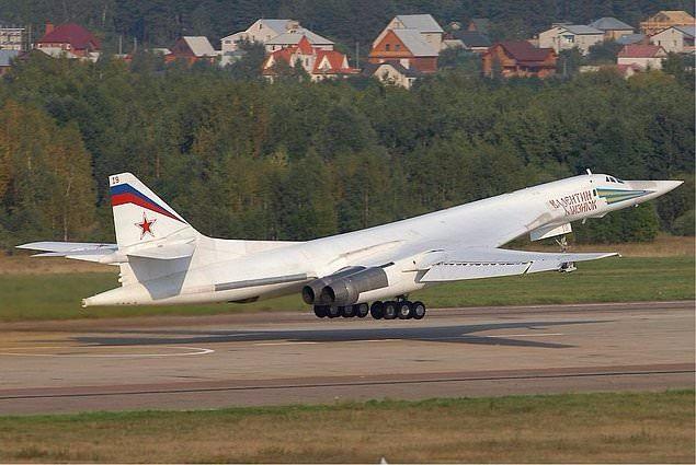 <p><strong>7. Rus Concorde'u:</strong><br />
Tupolev Tu-160 dünyanın en geniş sesten hızlı savaş uçağı. 1980'lerde Sovyetler Birliği tarafından tasarlandı. Savaş uçaklarında kullanılan en güçlü motoruyla ve 40.000 kilograma kadar silah kapasitesiyle övünüyor. Hali hazırda 16 tane bulunmakta.<a href="http://www.ahaber.com.tr/galeri/dunya/rusyanin-10-etkili-silahi/6">.</a></p>
