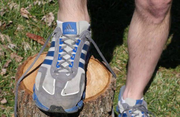 <p>Spor ayakkabılarınızdaki en üstteki delik aslında en büyük sorunlardan birini çözüyor. </p>